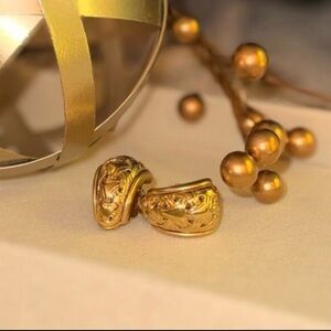 Vintage singed Oscar de la Renta Gold Tone Clip-On Earrings | 1980s Designer